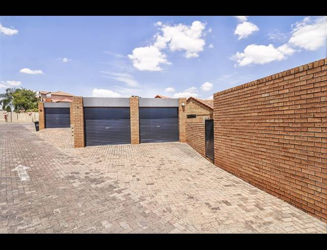 2 BEDROOM TOWNHOUSE FOR SALE IN HALFWAY GARDENS